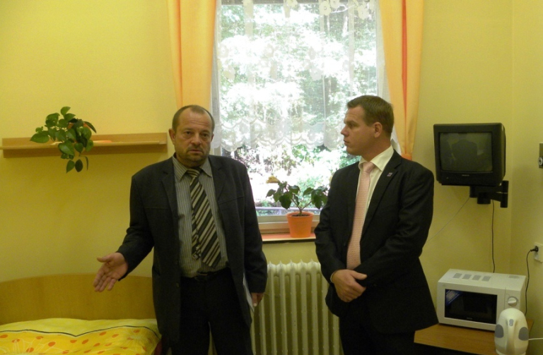 Ředitel semilské nemocnice Jaroslav Krutský (vlevo) ukazuje nový pokoj krajskému radnímu pro sociální věci Pavlu Petráčkovi.